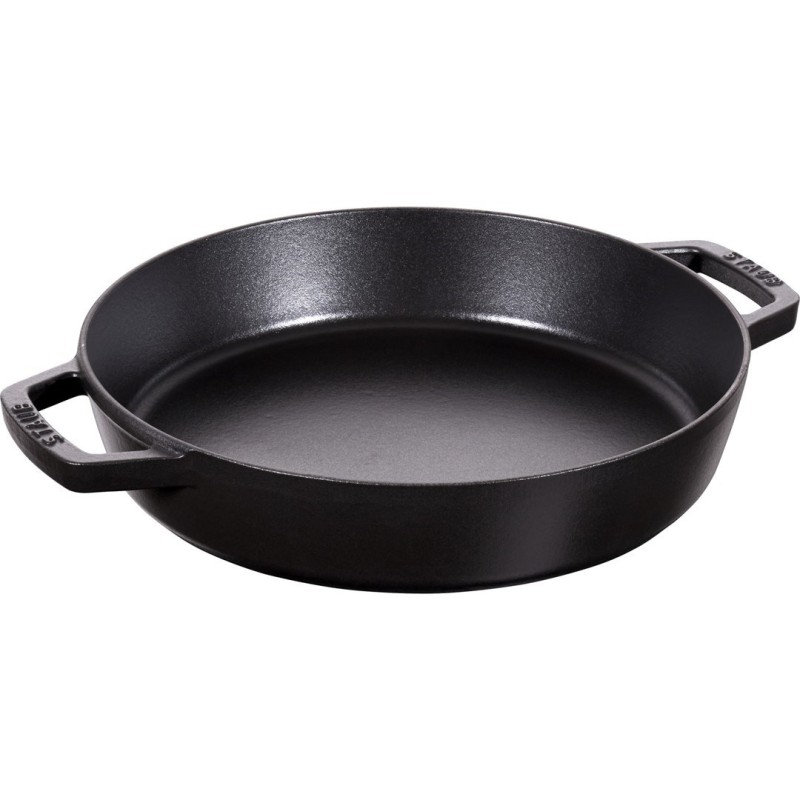 Patelnia żeliwna z dwoma uchwytami Staub - 26 cm, Czarna Patelnia żeliwna z dwoma uchwytami Staub - 26 cm, Czarna
