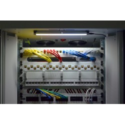 Zespół oświetleniowy LED do szaf z automatycznym wyłącznikiem, magnes