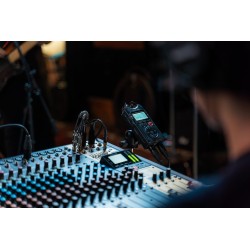 Tascam DR-40X - Przenośny rejestrator cyfrowy z interfejsem USB, zapisujący 2 x stereo, 2 GB karta SD
