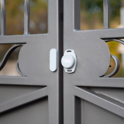 Yale Inteligentny sterownik do garażu 1x Smart Opener , 1x Door Position Sensor, 1x Magnes, 2x Dodatkowy kabel, 2x Taśma