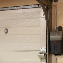 Yale Inteligentny sterownik do garażu 1x Smart Opener , 1x Door Position Sensor, 1x Magnes, 2x Dodatkowy kabel, 2x Taśma