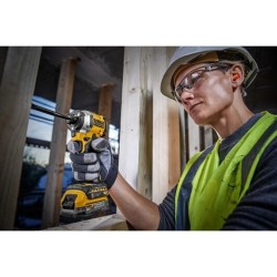Zakrętarka udarowa 2x1.7Ah 208Nm DeWALT
