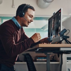 POLY Zestaw słuchawkowy Voyager Focus 2 z certyfikatem Microsoft Teams USB-C-C + przejściówka USB-C/A + podstawka ładująca